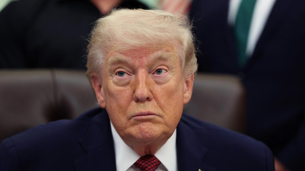  US-Präsident Donald Trump erwägt offenbar eine monatelange Blockade iranischer Häfen.