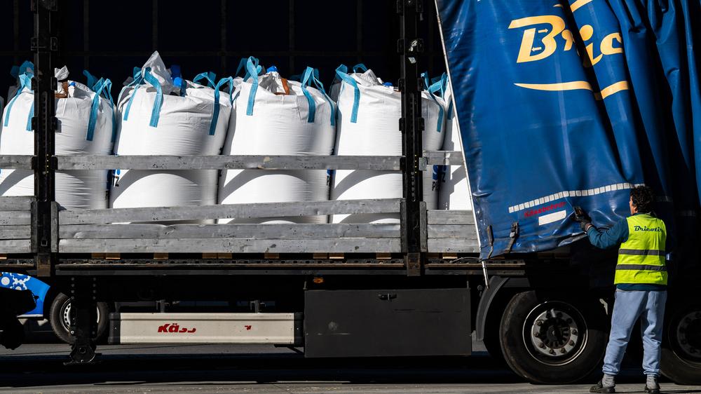 Fertilizer prices: Fertilizers in so-called “big bags” on a truck – because fertilizer prices are rising, Germany is campaigning to suspend European import tariffs on them.
