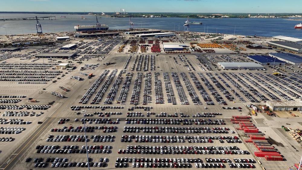  Im Hafen von Baltimore parken importiere Autos und warten auf die weitere Verladung.
