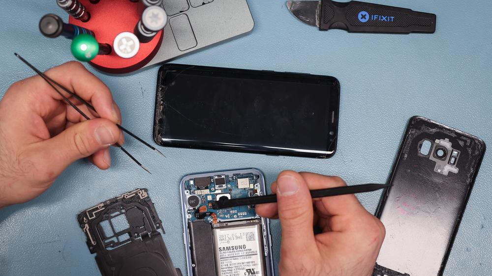  Kunden haben künftig das Recht, bestimmte Elektrogeräte reparieren zu lassen. Das neue Gesetz soll der Wegwerfmentalität entgegenwirken.