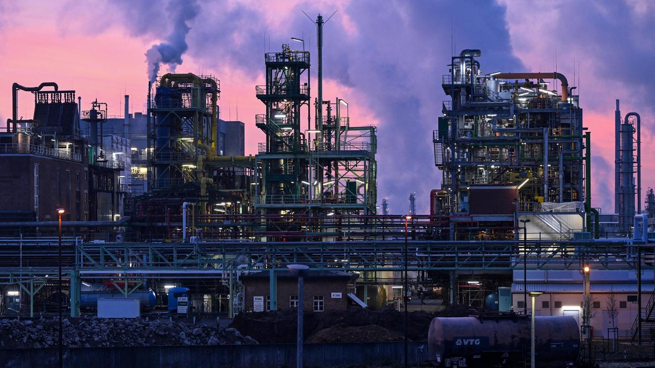 Industrie: Auftragsbestand im verarbeitenden Gewerbe wächst 