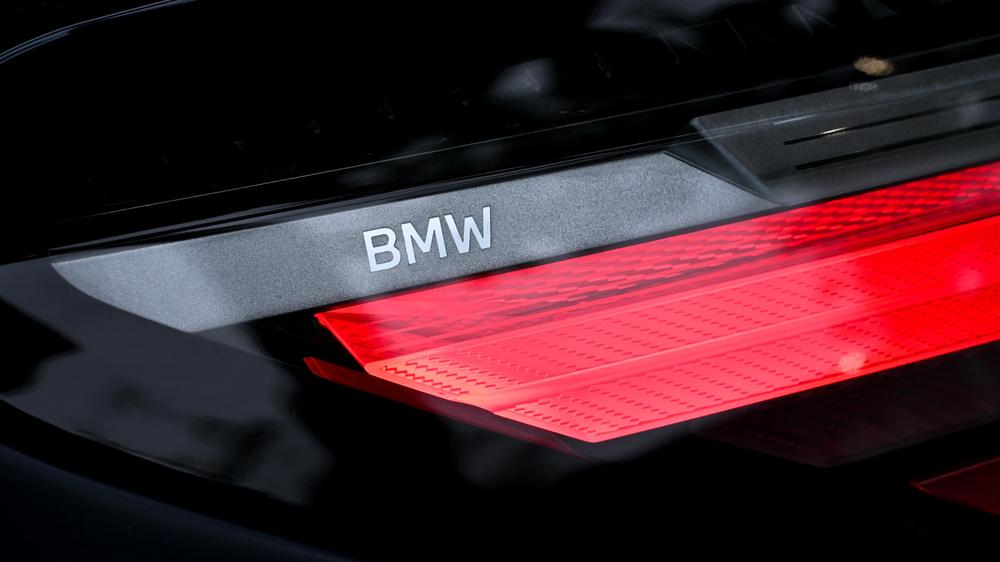Autohersteller: Rücklicht von einem BMW 7er: Der Münchner Autobauer meldet einen Rückgang bei den Gewinnen um 35 Prozent.