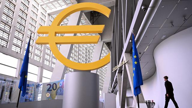 Europäische Zentralbank: EZB lässt Leitzinsen unverändert
