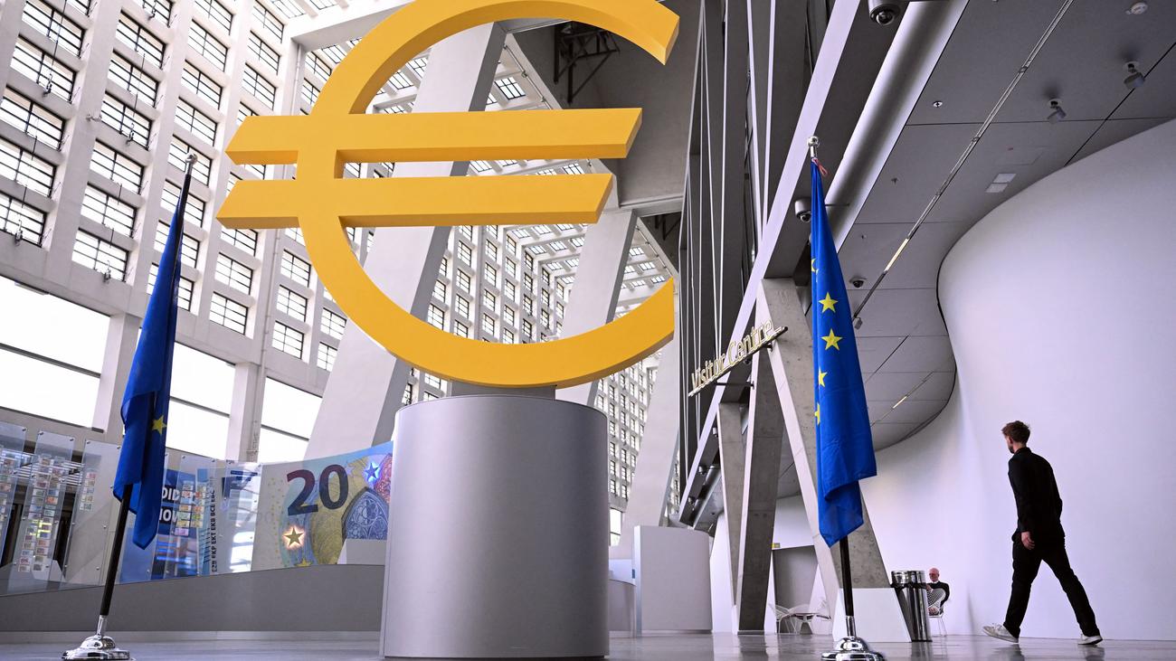 Europäische Zentralbank: EZB lässt Leitzinsen unverändert