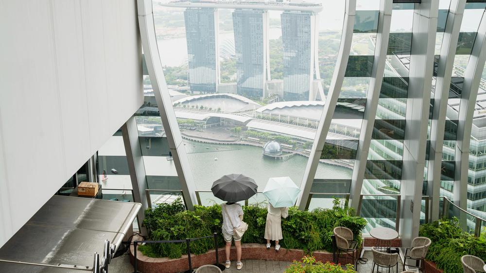  Im CapitaSpring-Hochaus in Singapur sind mehrere Etagen offen, winddurchströmte Parks - ganz oben wachsen sogar Nutzpflanzen.