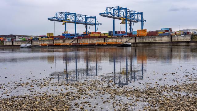 Binnenschifffahrt: Mehr Schiffe im Duisburger Hafen trotz Niedrigwasser im Rhein