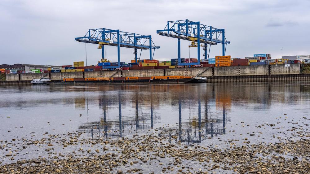 Niedrigwasser Rhein Duisburger Hafen Binnenschifffahrt Pegel