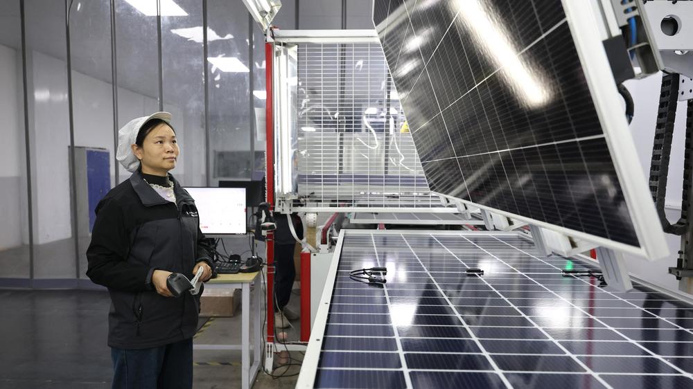 Polysilizium-Importe: Solarzellenfertigung in China: Die Regierung in Peking wirft den USA Protektionismus vor.