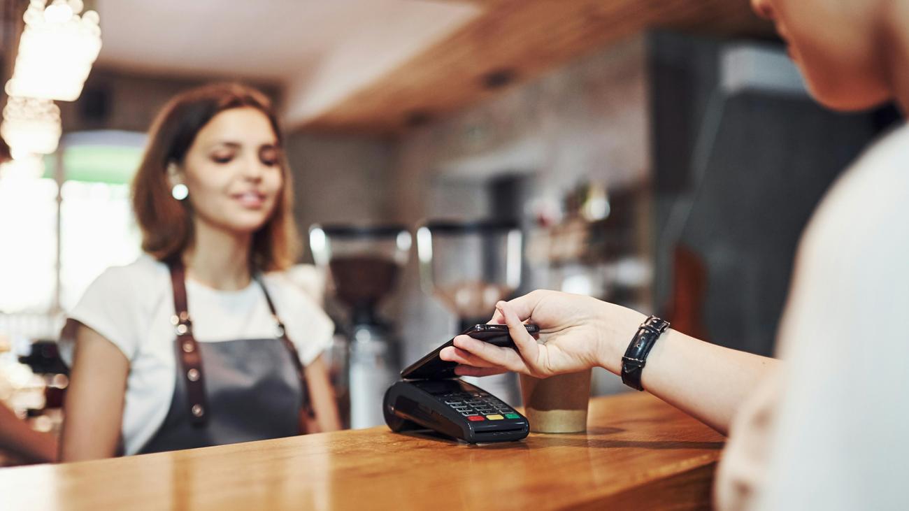 Trinkgeld per Karte: Verbraucherschützer fürchten Beeinflussung beim Trinkgeld per Karte