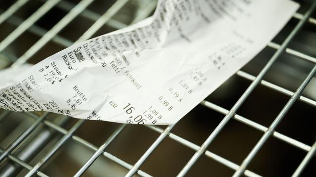 Kassenbon: Digitaler Kassenbon soll von 2028 an Papierbeleg beim Einkauf ersetzen