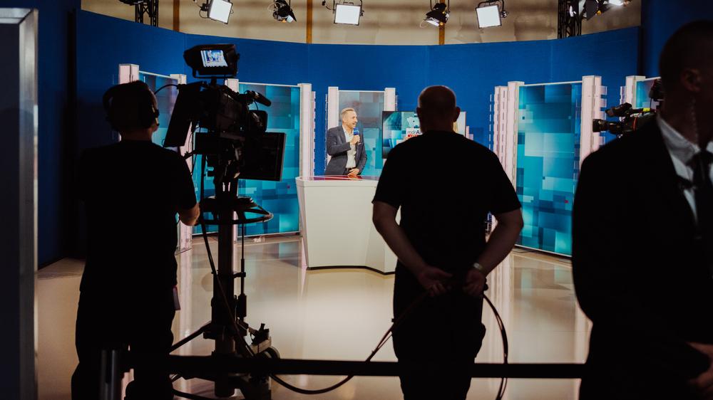  AfD-Spitzenkandidat Ulrich Siegmund gibt am Wahlabend im Studio des MDR in Magdeburg ein Interview.