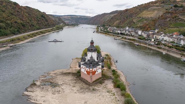 Hitze und Dürre: Pegelstand im Rhein reicht noch nicht für regulären Schiffsverkehr