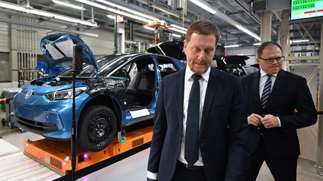 Krise bei Volkswagen: Kretschmer sieht trotz VW-Sparpaket Zukunft für sächsisches Werk