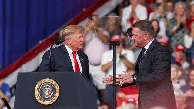 Audi-Werk in den USA: Und dann holt Trump den Audi-Chef auf die Bühne