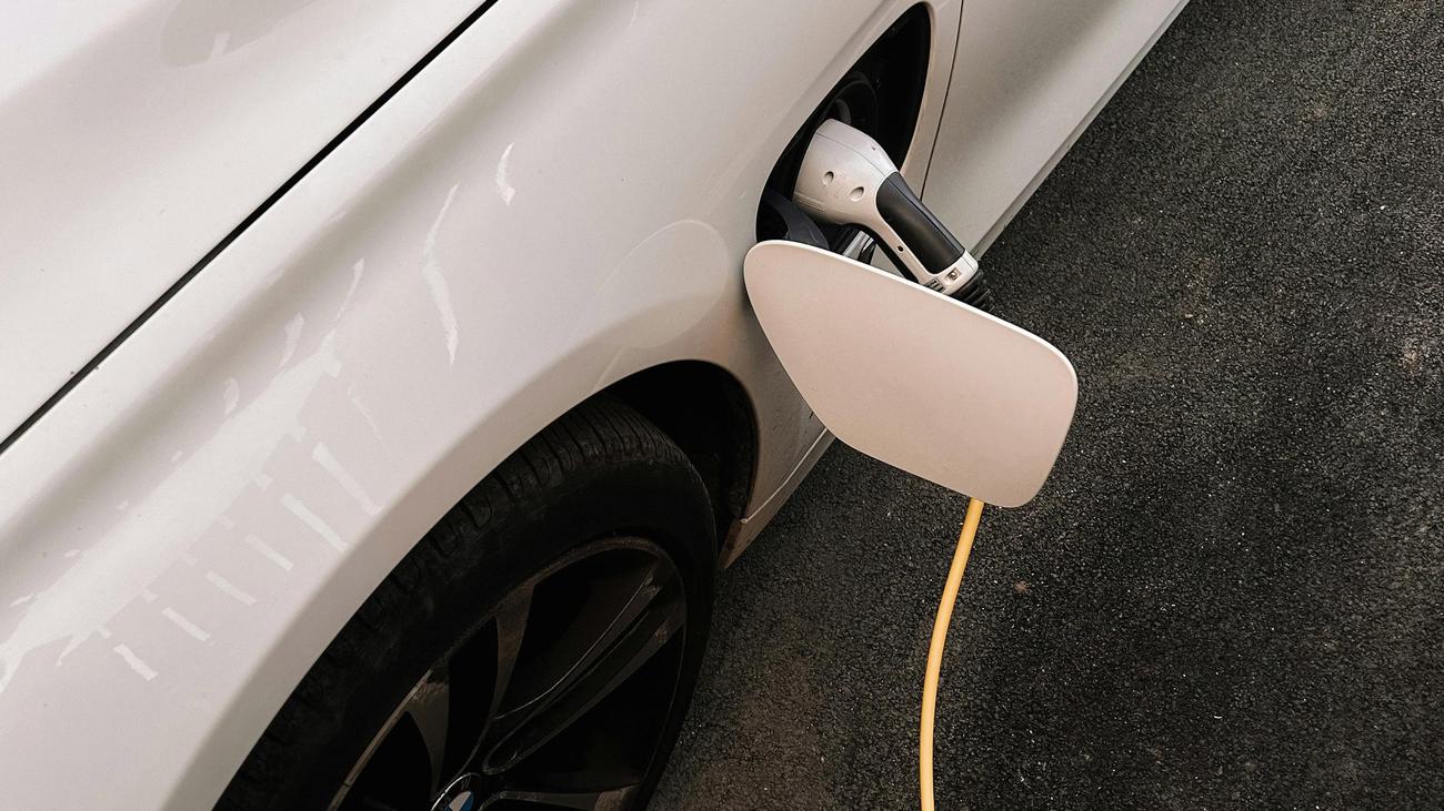 Elektroauto-Neuzulassungen: Mehr als jeder dritte Neuwagen ist ein E-Auto