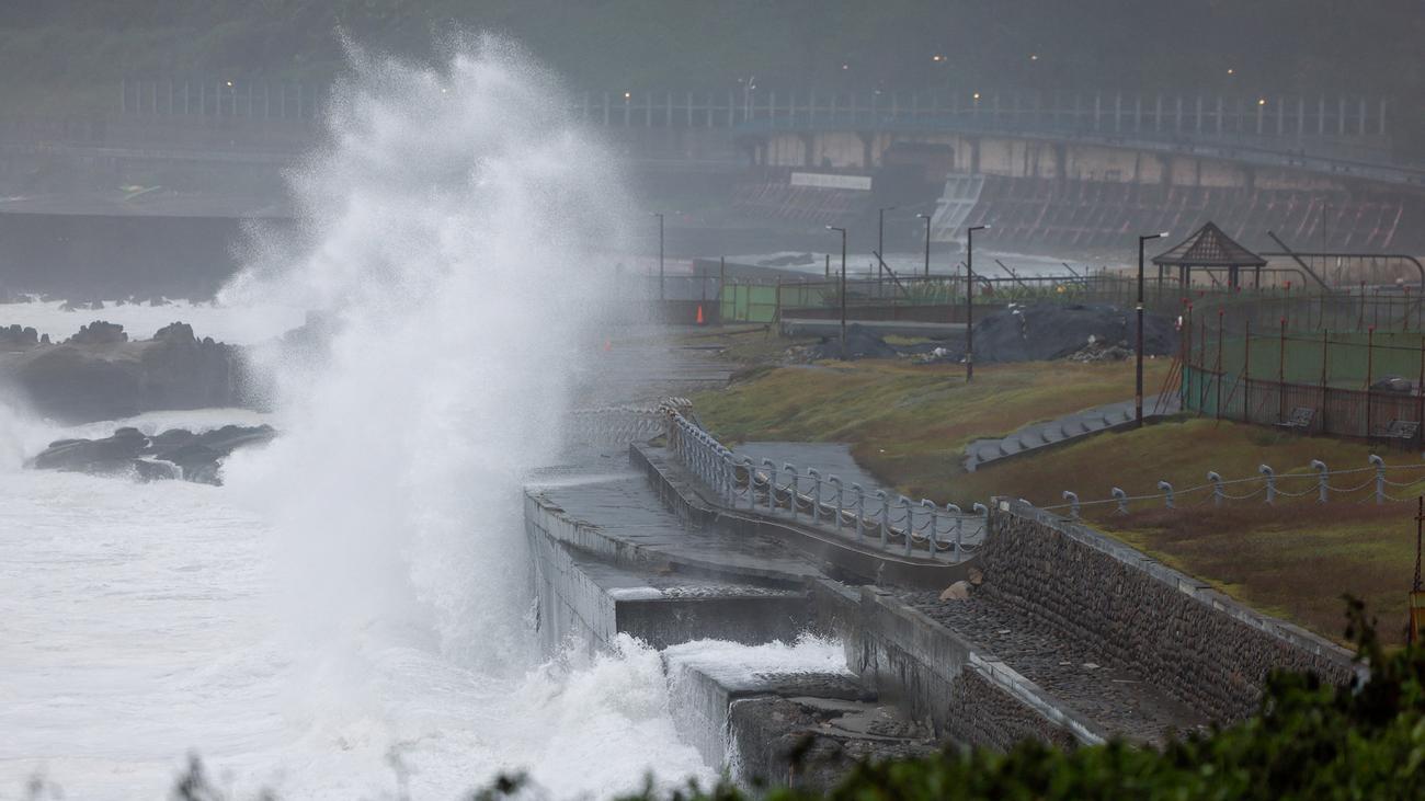 Typhoon Champi: One dead and many injured in Taiwan