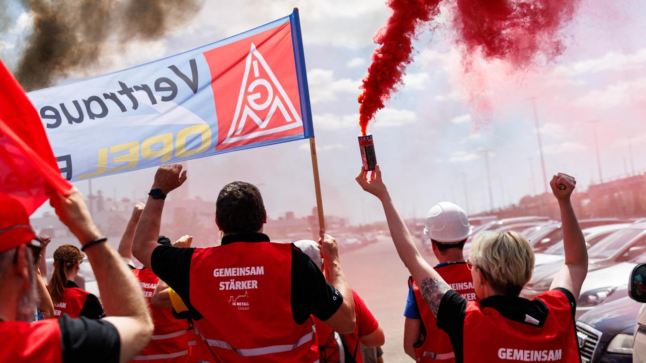 Crisis in the automotive industry: IG Metall threatens Volkswagen with a ...