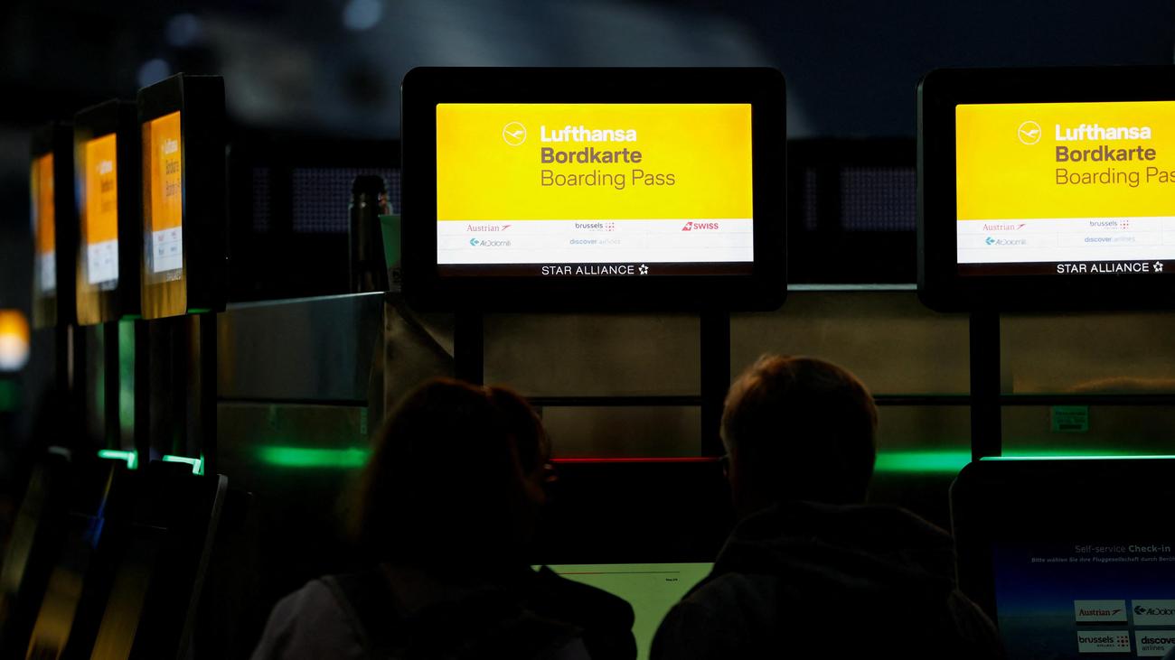 Flugverkehr: Flugbegleiter der Lufthansa beginnen eintägigen Streik