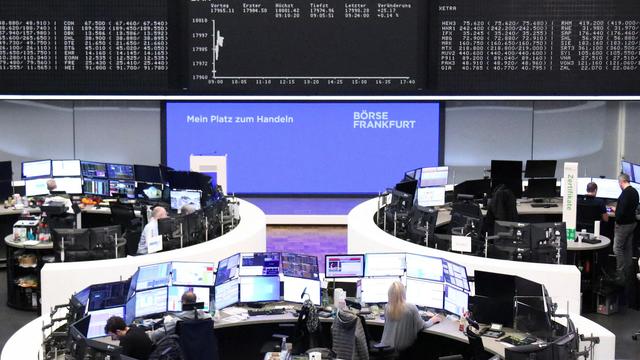 Deutscher Aktienindex: Dax überschreitet erstmals 18.000-Punkte-Marke