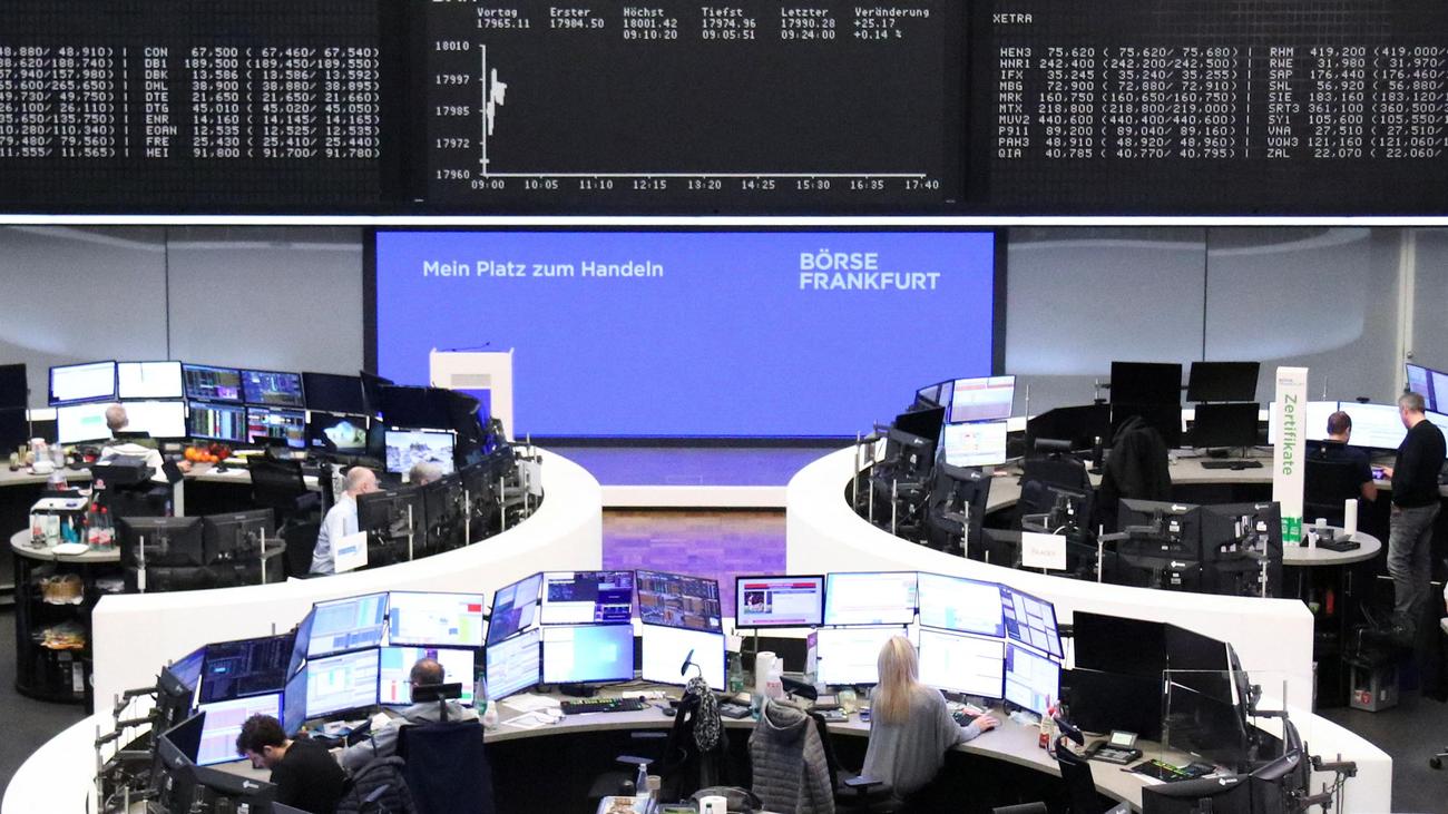 Deutscher Aktienindex: Dax überschreitet erstmals 18.000-Punkte-Marke ...