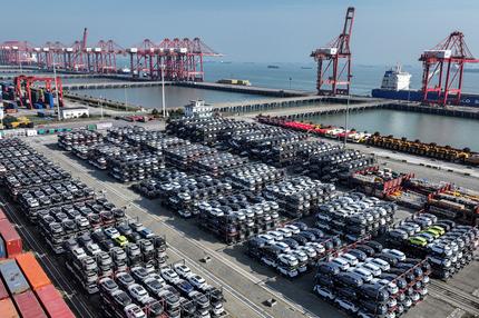 US-Zölle: BYD electric cars and other car brands for export are stacked at the Taicang port in Suzhou, in eastern China's Jiangsu province on April 7, 2025.