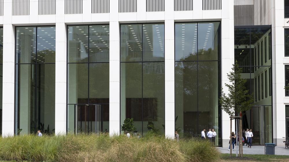 Geldwäsche: Die JP Morgan-Tochter hat ihren Sitz in Frankfurt am Main (hier der Eingangsbereich des Gebäudes).