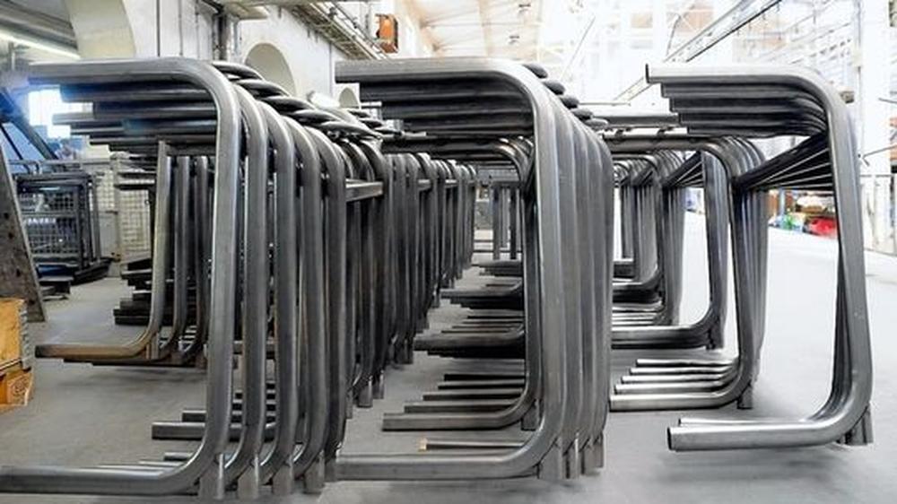 Stahlrohre für flexible Schulstühle aus Eisleben. Die stehen inzwischen auch in Belgien, Luxemburg und Dubai