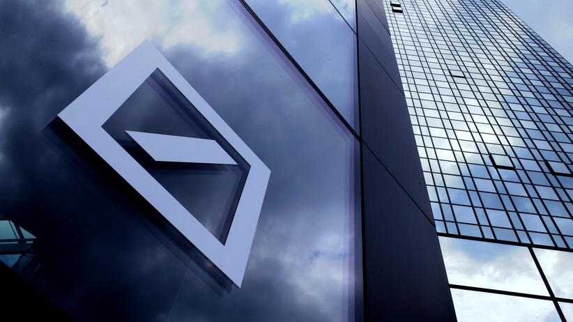 Deutsche Bank: Vorstandschef kündigt Milliardenverluste an