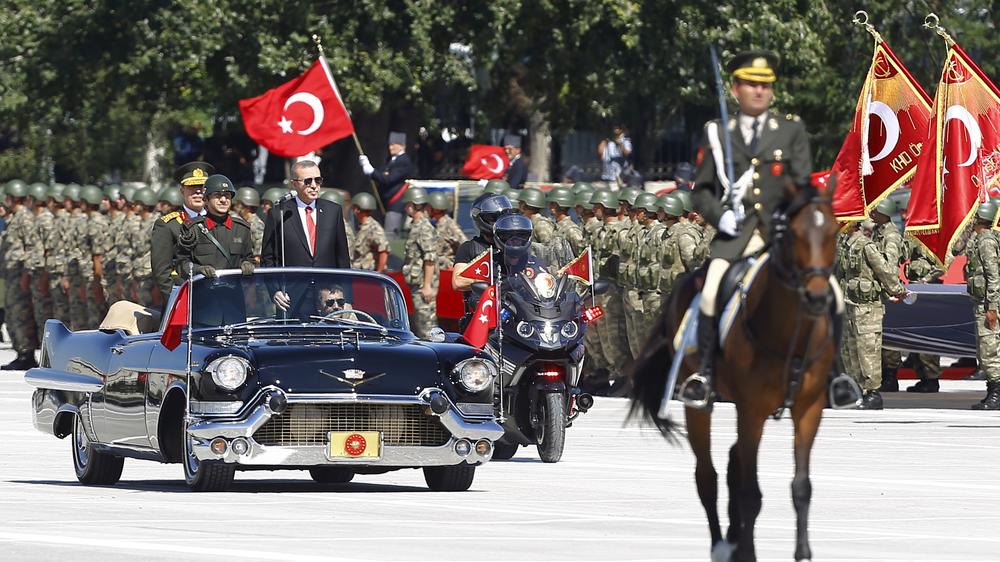 Militär in der Türkei: Der türkische Präsident Erdoğan bei einer Militärparade im Jahr 2015.