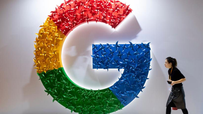Google: Eine Frau geht an einem Google-Logo vorbei.