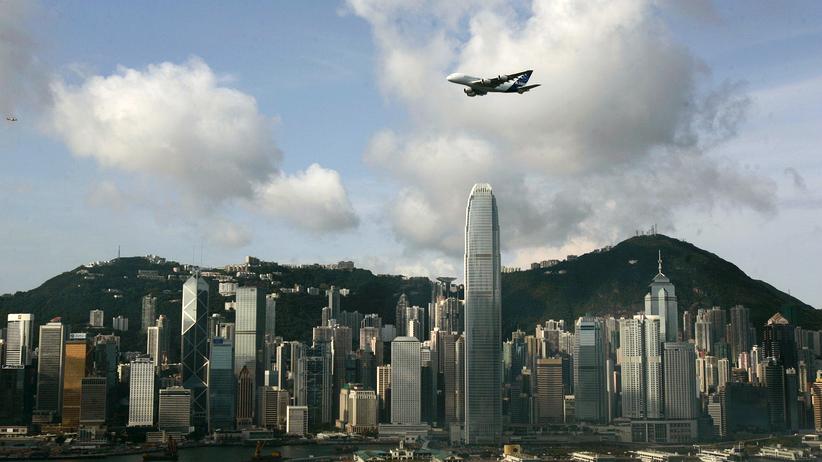 Airbus: Ein A380 über der Skyline Hong Kongs