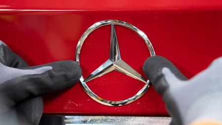 Autohersteller Gewinne Bei Daimler Deutlich Gesunken Zeit Online