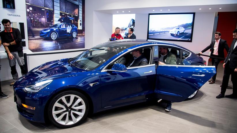 Tesla: Das Model 3 im Tesla-Store in Barcelona