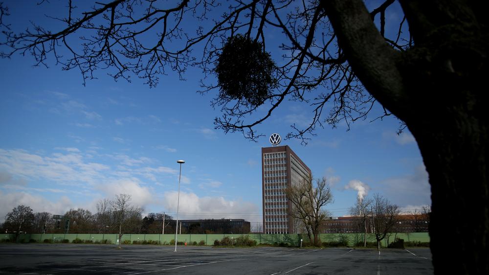 Volkswagen: Der Parkplatz vor der Konzernzentrale in Wolfsburg während der Corona-Krise