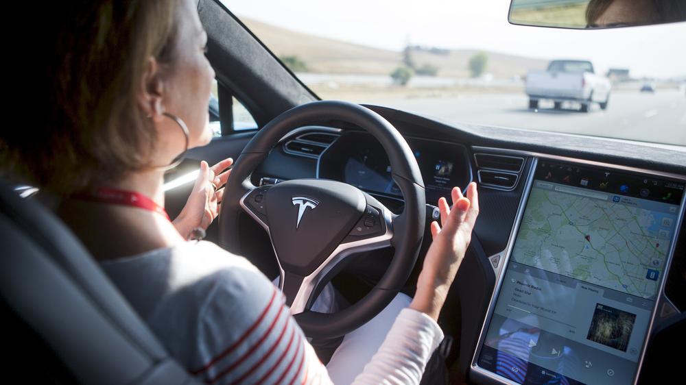 Gerichtsurteil: Eine Fahrerin in den USA zeigt, wie das autonome Fahren funktioniert.