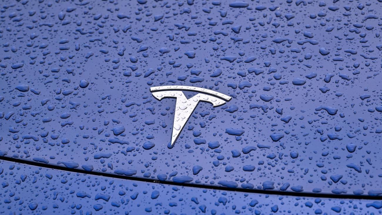US car manufacturer: Tesla records its first decline in sales in years