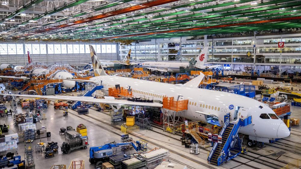 Boeing 787 Dreamliner: Die US-Luftfahrtbehörde untersucht nach eigenen Angaben, ob Boeing die verlangten Inspektionen seiner Maschinen vorgenommen hat und ob Dokumente von Mitarbeitern gefälscht worden sind.