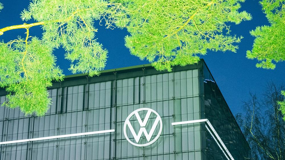 Das VW-Werk in Wolfsburg: Sollte Volkswagen tatsächlich Tausende Arbeitsplätze in Deutschland abbauen, wäre ein sehr teurer Sozialplan nötig.