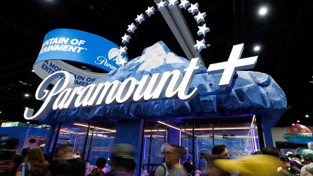  Der Hollywoodkonzern Paramount, zu dem auch der Fernsehsender CBS gehört, darf laut FCC mit der Firma des Milliardärssohns David Ellison fusionieren.