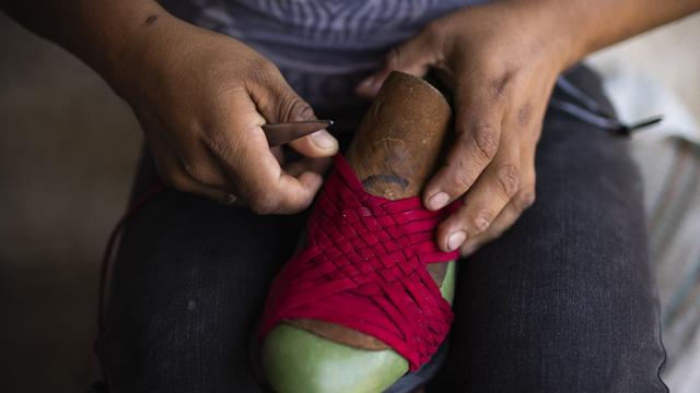 Kulturelle Aneignung: Adidas entschuldigt sich bei Indigenen in Mexiko für Sandalen-Design