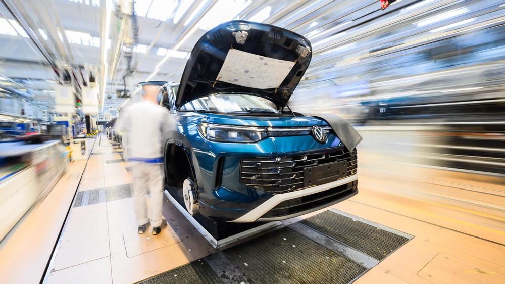 Volkswagen: Produktion im VW-Stammwerk: Wegen geringer Nachfrage vor allem nach E-Autos wird an einigen Volkswagen-Standorten ab Anfang Oktober weniger gearbeitet.