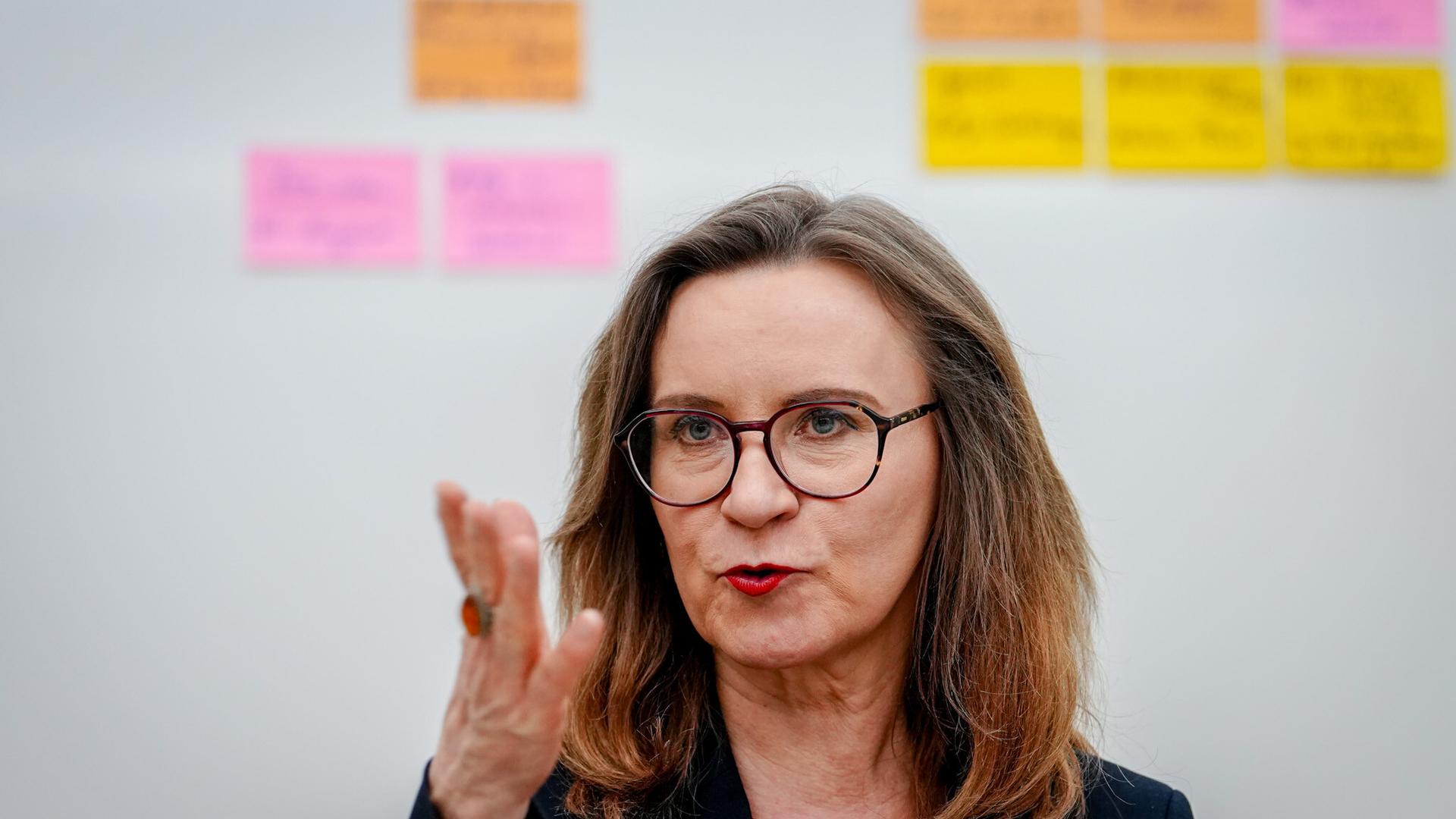 Deutsche Bahn: DB-Cargo-Chefin Sigrid Nikutta muss gehen