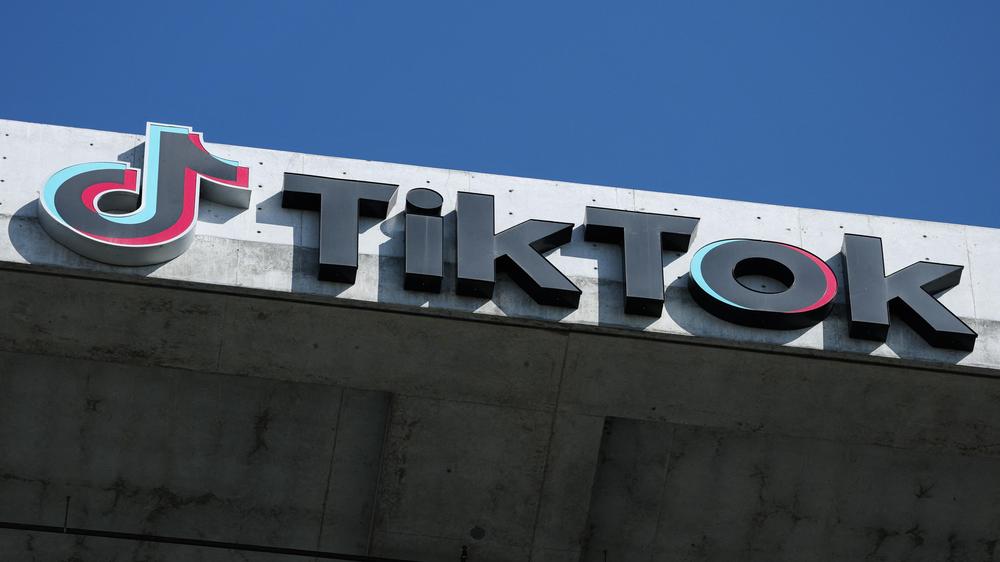  Durch den Verkauf wird TikTok in den USA auch weiterhin in App Stores erhältlich sein.