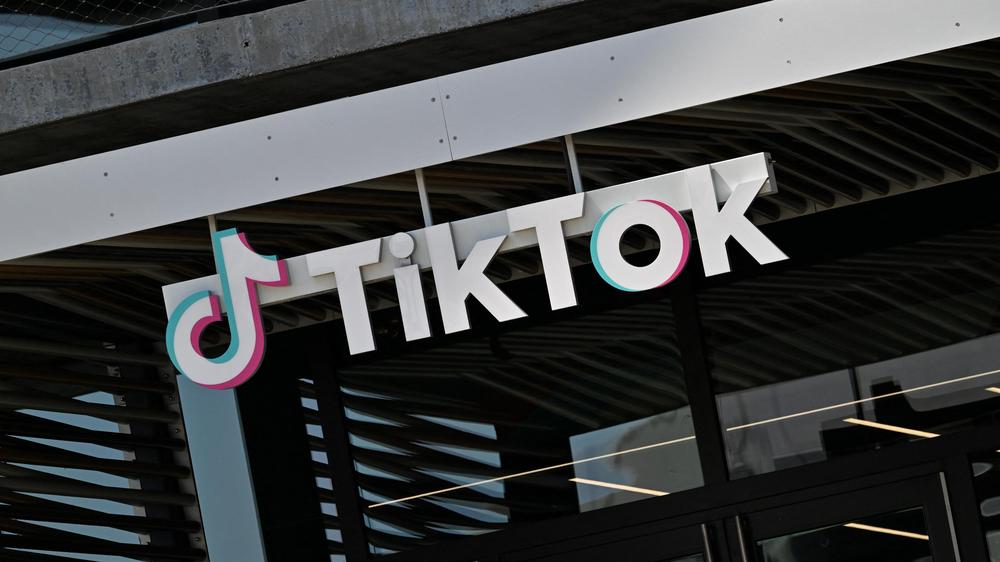 TikTok: Durch den Verkauf wird TikTok in den USA auch weiterhin in App Stores erhältlich sein.