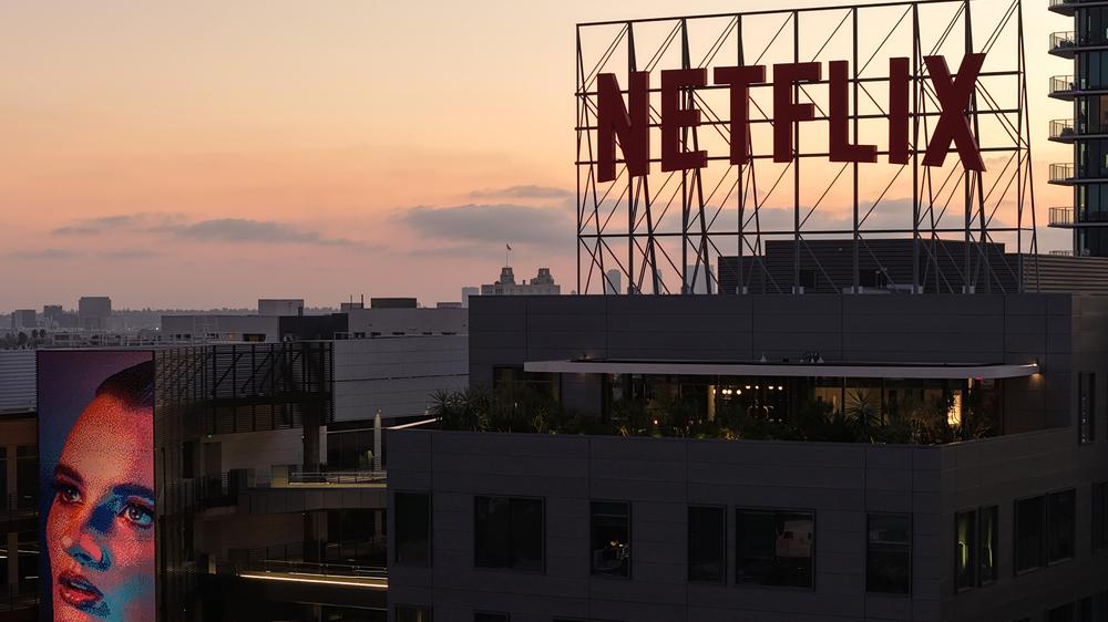  In einer Luftaufnahme ist das Netflix-Logo über den Unternehmensbüros in Los Angeles zu sehen.