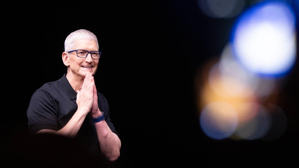 Change in leadership at Apple: Apple boss Tim Cook steps down as CEO, but remains with the company in another role.