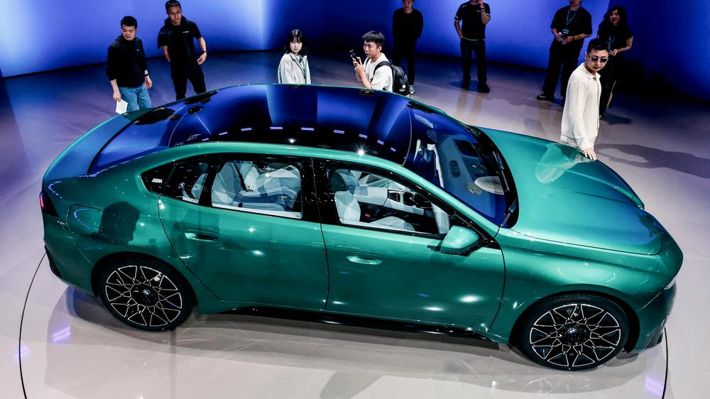 Motor show in China: The BMW i3 and its audience on the opening day of “Auto Beijing”.