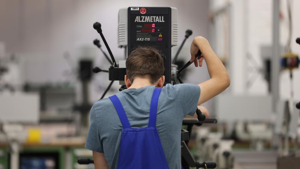 Geschlechterspezifische Unterschiede: Junge Männer wählen laut dem Statistischen Bundesamt am häufigsten eine Ausbildung als Kraftfahrzeugmechatroniker.