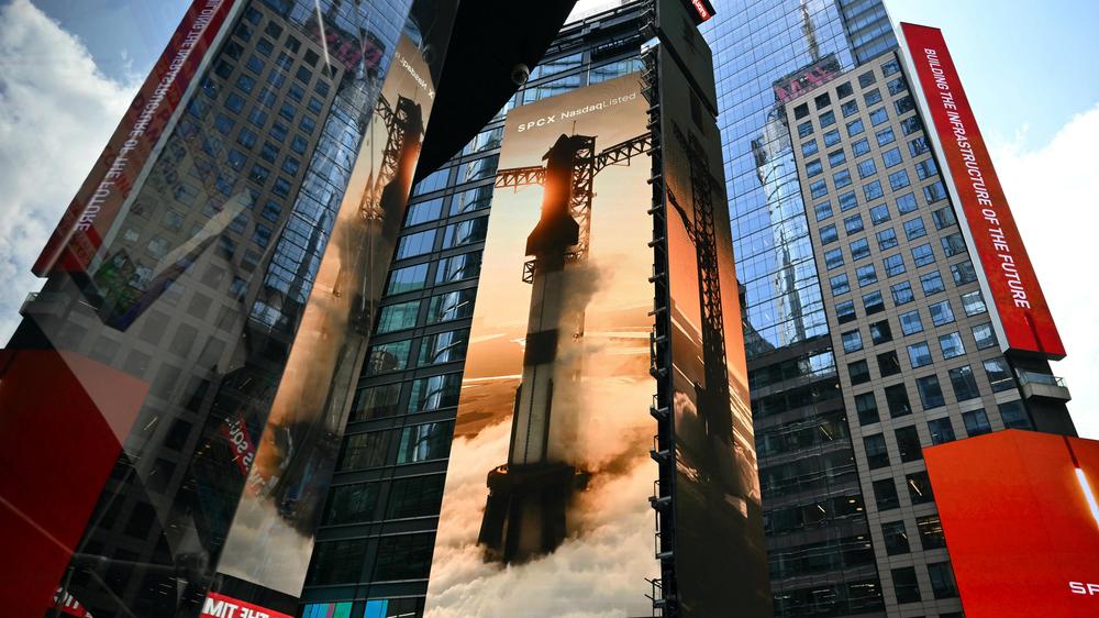 SpaceX-Börsengang: Nach dem SpaceX-Börsengang zeigen Bildschirme am New Yorker Times Square startende Raketen des Unternehmens von Neubillionär Elon Musk.