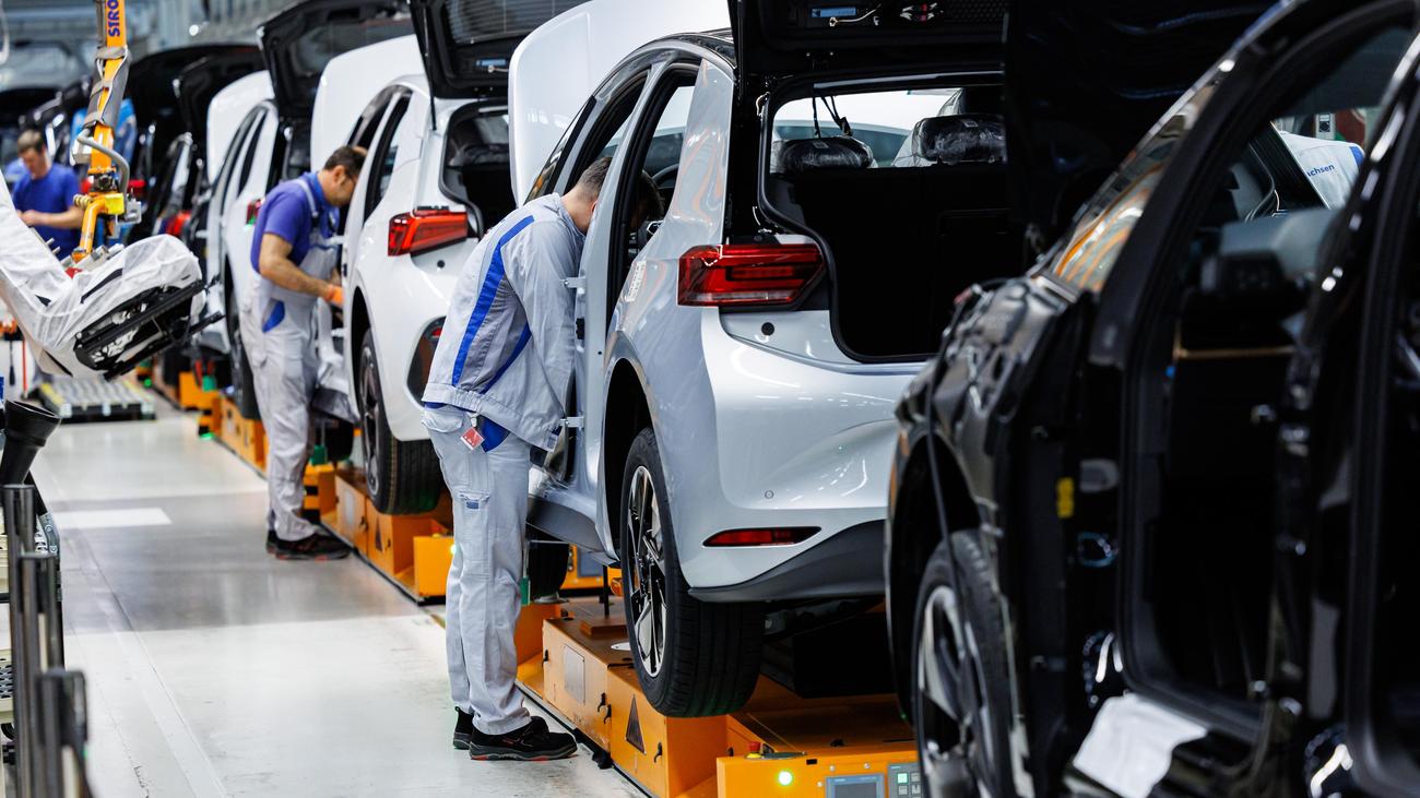 Stellenabbau bei Volkswagen: Volkswagen will offenbar weltweit bis zu 100.000 Stellen abbauen